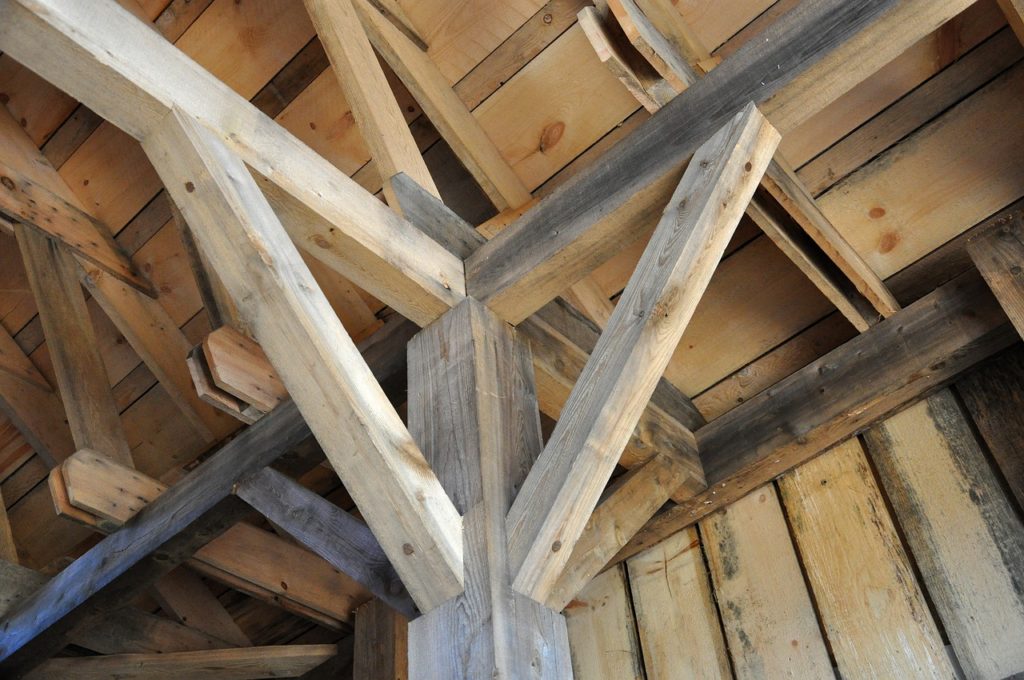 Une ancienne charpente en bois